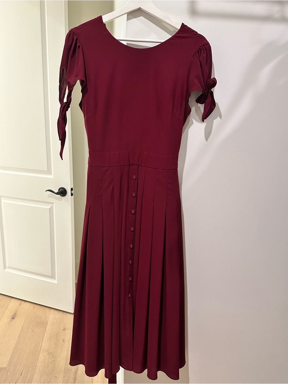 Gal Meets Glam Wine Tie-Sleeve Button Midi Dress